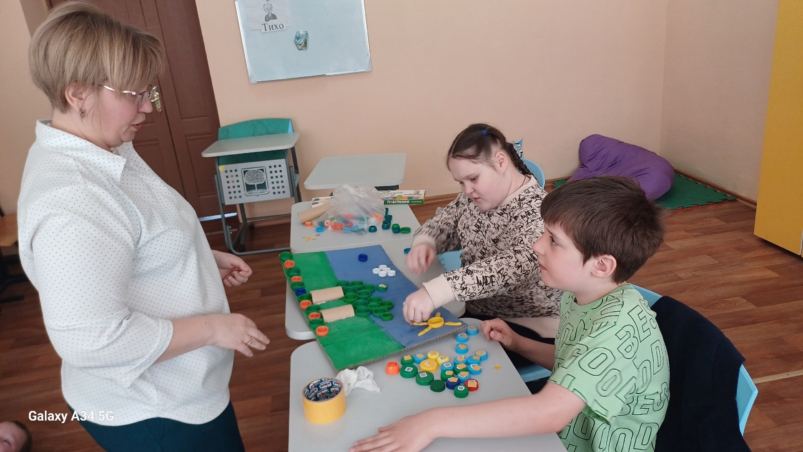 В творческой мастерской учащиеся 1 доп. РАС класса создали объемную аппликацию.