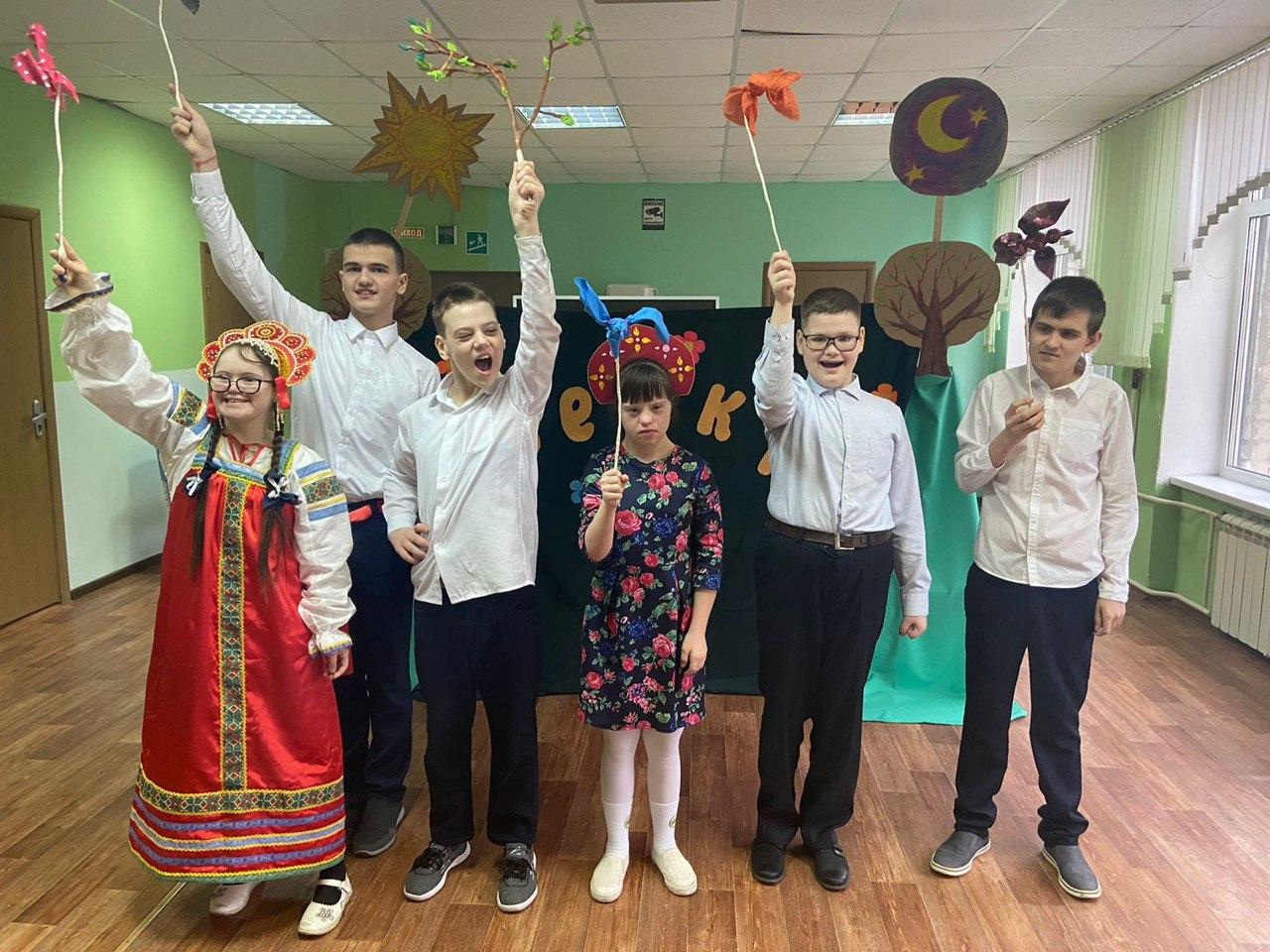 Школьный кукольный театр «Ладушки» отметил первый день рождения.