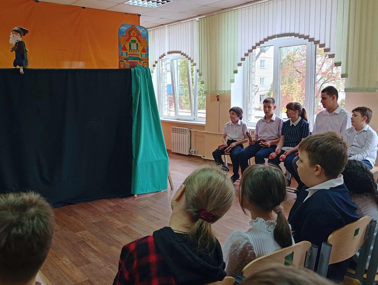 Организовали показ спектакля «Сказка о рыбаке и рыбке» для учащихся младших классов.